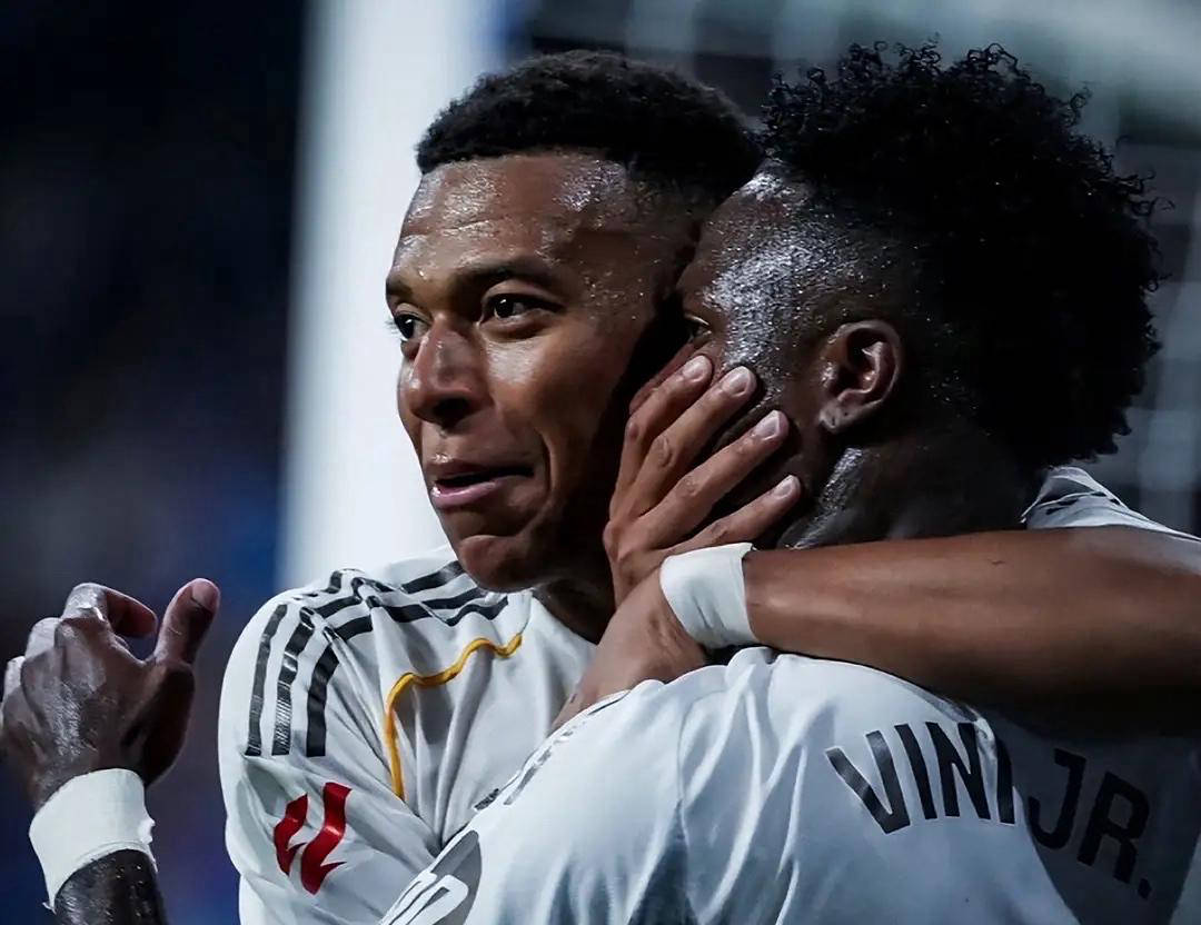 金球奖评选争议：维尼修斯不满双标，登贝莱获奖引发热议