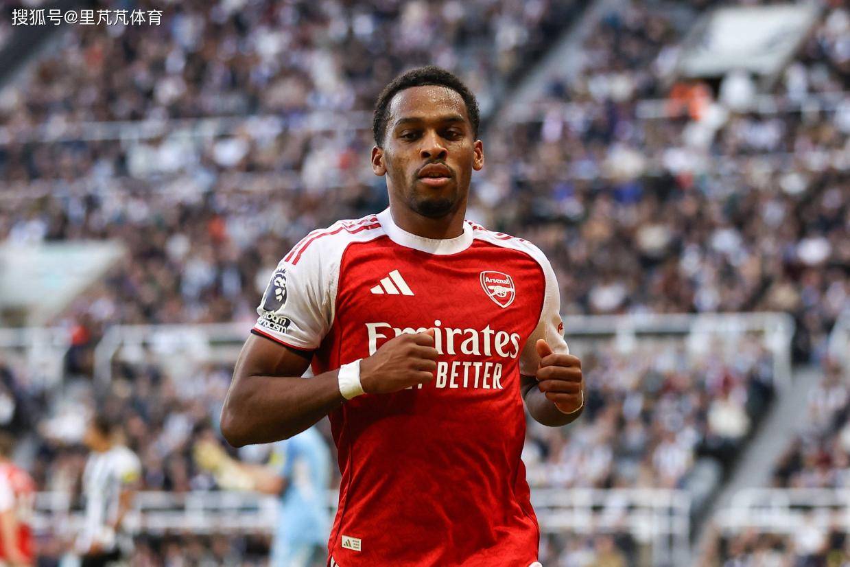 24岁荷兰边卫撑起一片天！攻防两端表现俱佳，阿森纳争冠新拼图